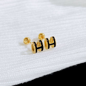 Золотистые серьги-пусеты с логотипом CJC99451 Золотистые серьги-пусеты с логотипом CJC99451