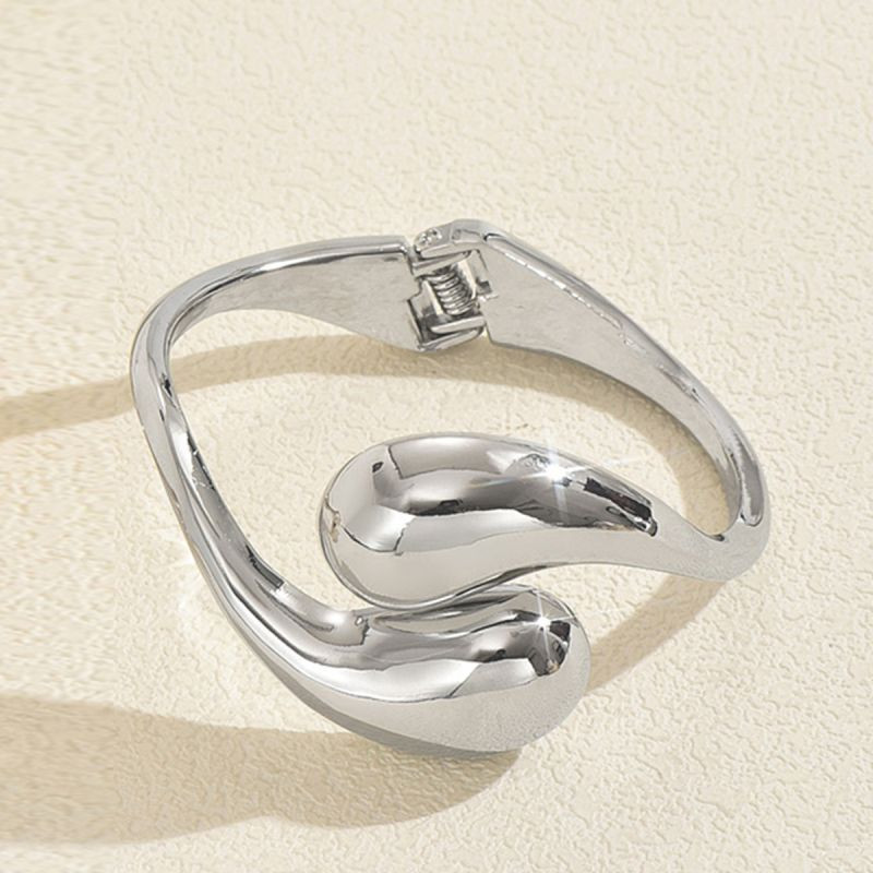 Жесткий браслет CJT17313