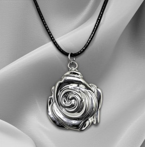 Длинная цепочка с фактурным кулоном в виде цветка 1J11760CJJ Длинная цепочка с фактурным кулоном в виде цветка 1J11760CJJ