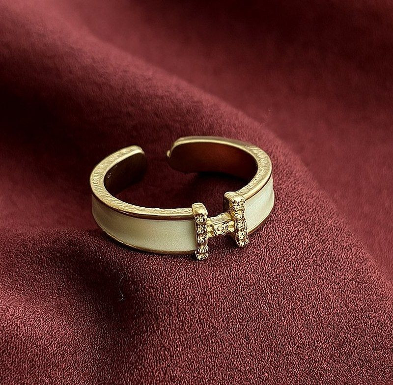 Широкое эмалевое кольцо с буквой «H» и стразами 1J12255CJJ Широкое эмалевое кольцо с буквой «H» и стразами 1J12255CJJ