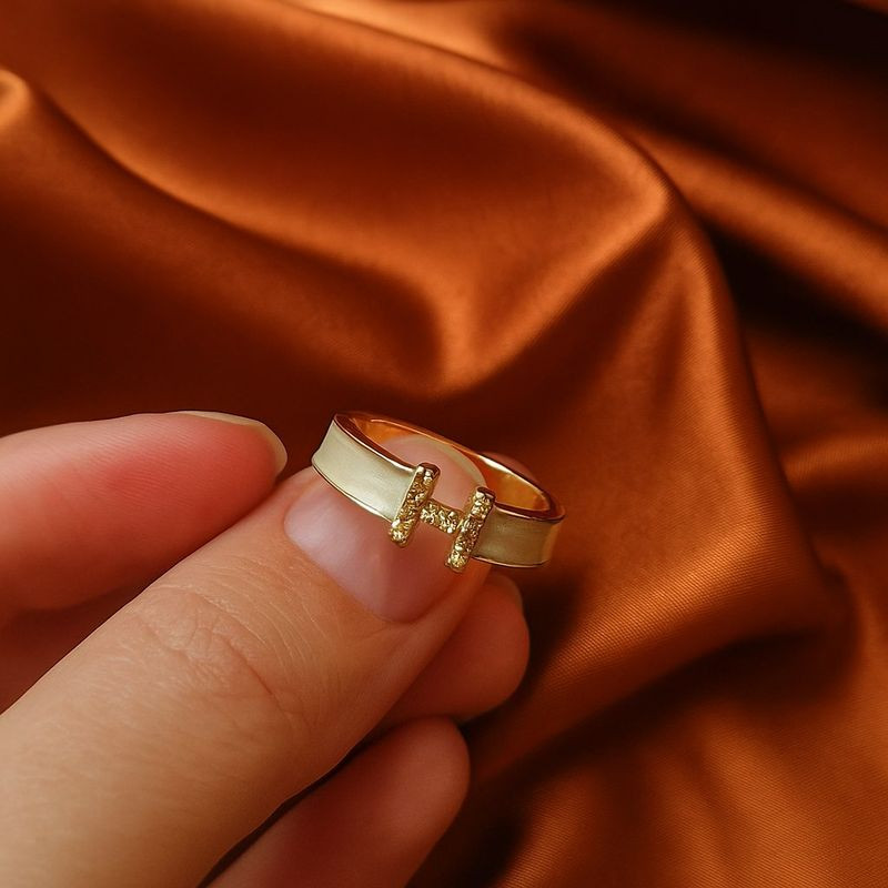 Широкое эмалевое кольцо с буквой «H» и стразами 1J12255CJJ Широкое эмалевое кольцо с буквой «H» и стразами 1J12255CJJ