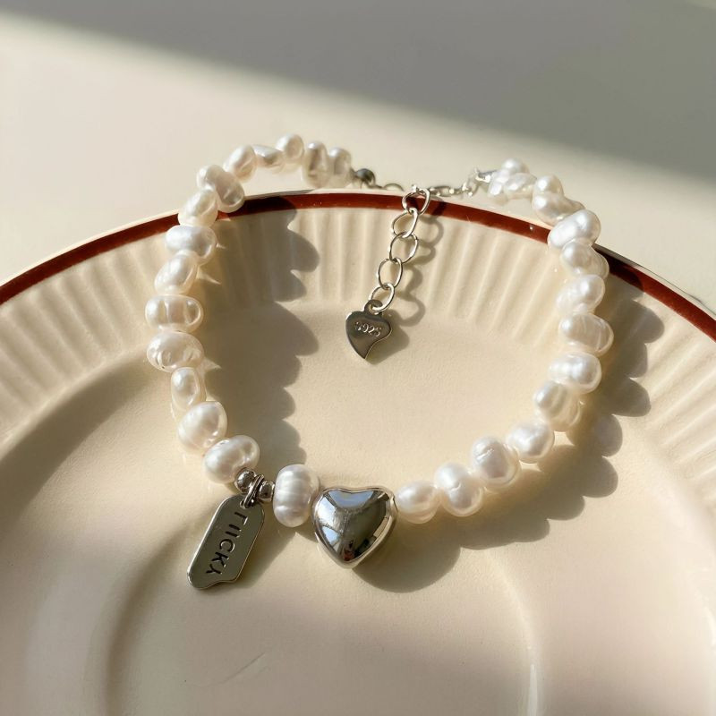 Браслет из серого бисера с сердцем CJT11510 Браслет из серого бисера с сердцем CJT11510