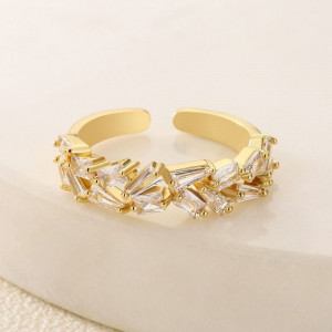 Кольцо из чередующихся кристаллов в огранке капля CJG25962