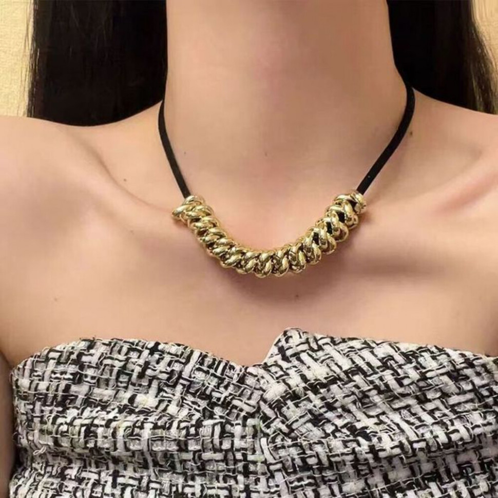 Чокер из золотистых бусин с черной основой CJH36136