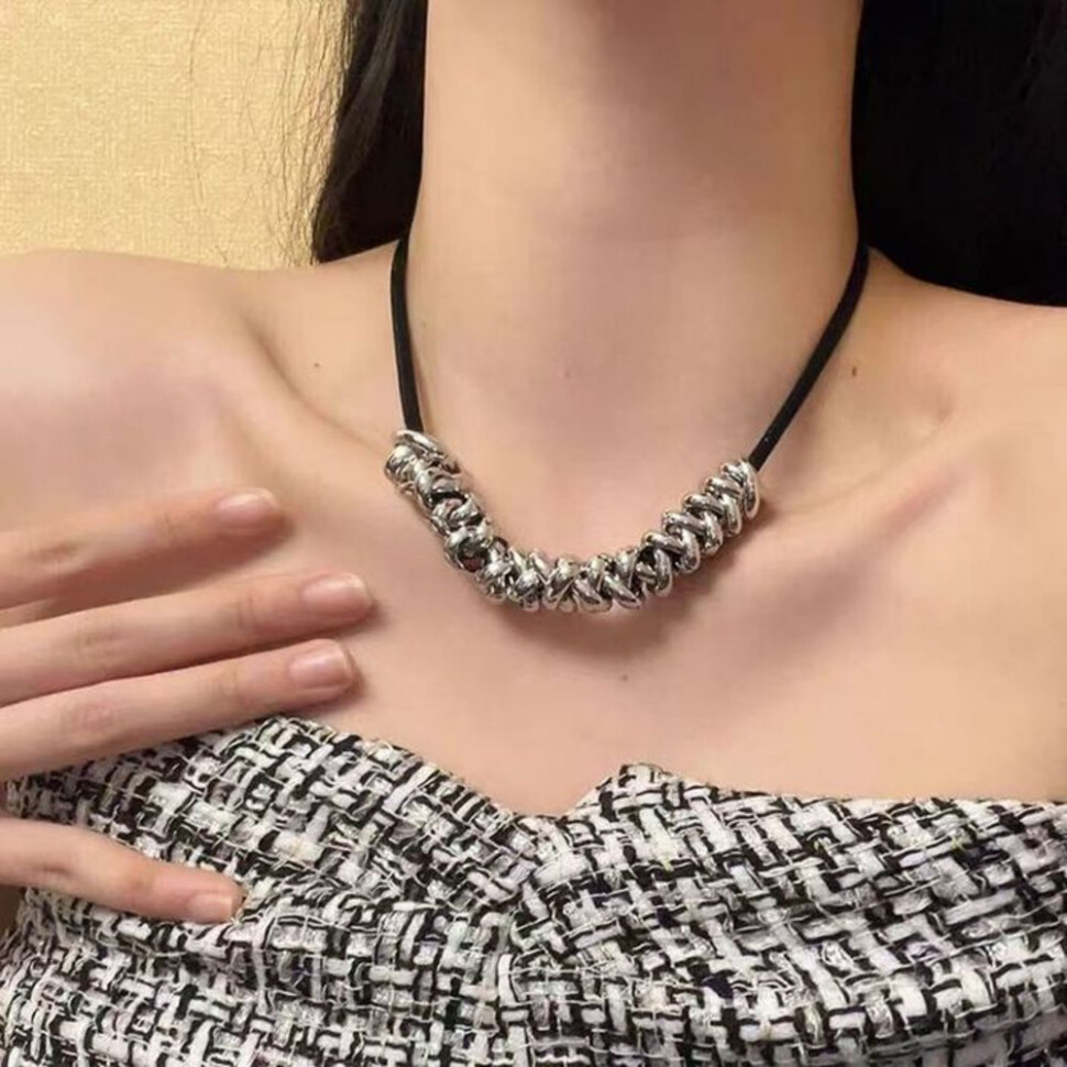 Чокер из золотистых бусин с черной основой CJH36136