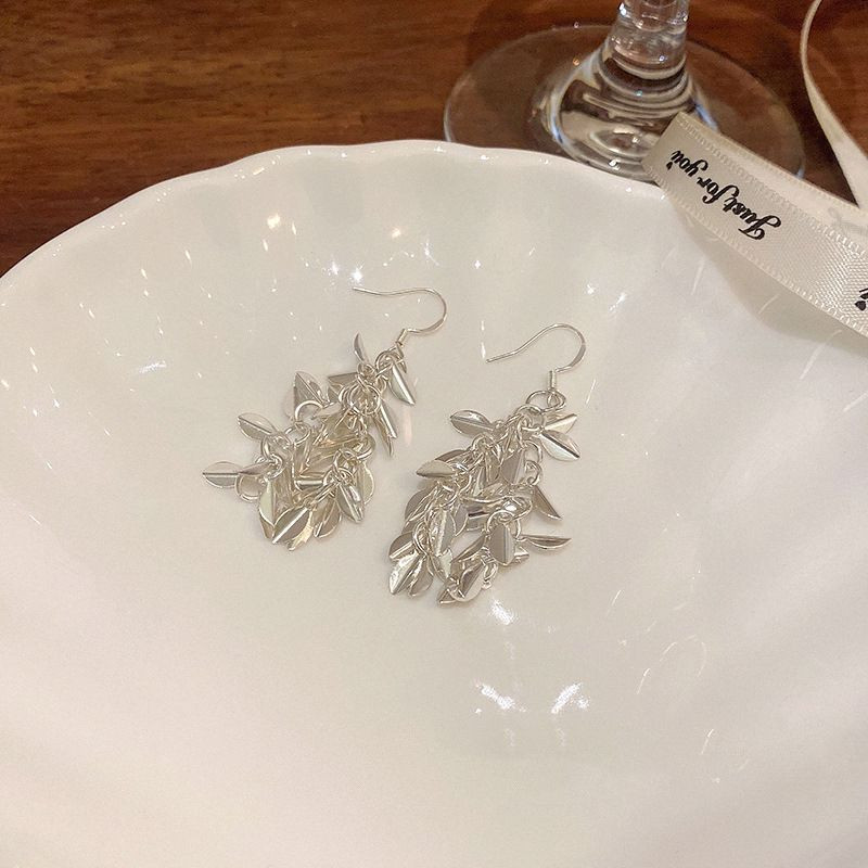 Висячие серьги с серебристыми ветвями и листьями CJL27530