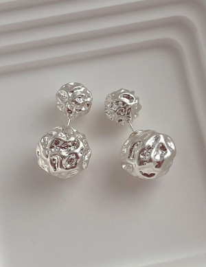 Двойные серьги-пусеты «Мятые сферы» T94024 Двойные серьги-пусеты «Мятые сферы» T94024