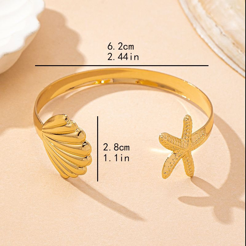 Браслет жесткий разомкнутый с морской звездой и ракушкой CJP54230