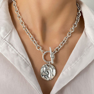 Массивная серебристая цепь с крупным чеканным жетоном CJP43691