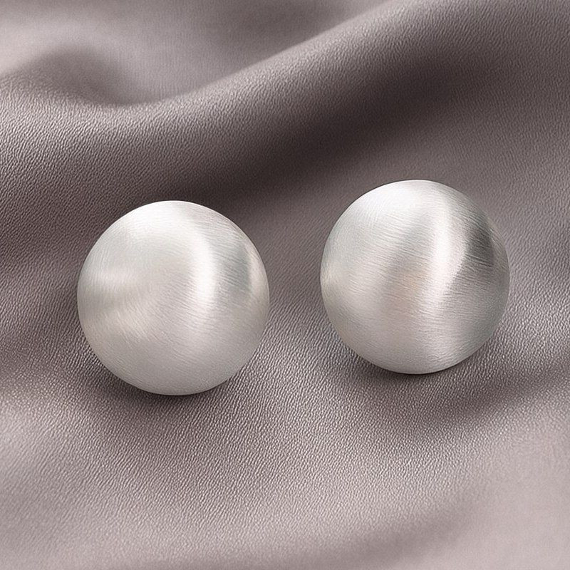 Серебристые стальные серьги-пусеты в форме крупных матовых сфер 1J12122CJJ