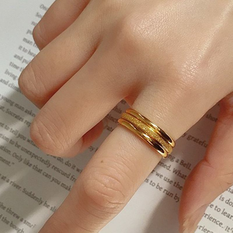 Кольцо с тремя золотистыми дорожками CJL73630