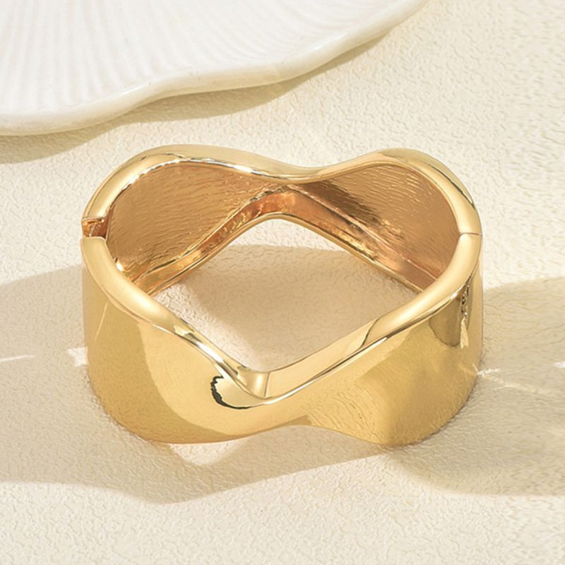 Браслет жесткий разомкнутый в виде изогнутой ленты CJT17346 Браслет жесткий разомкнутый в виде изогнутой ленты CJT17346