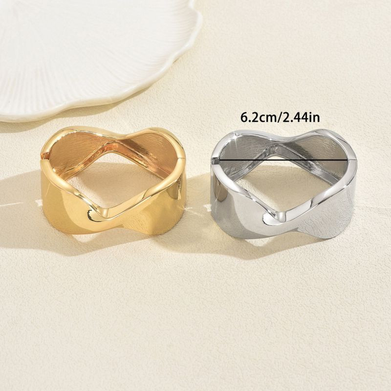 Браслет жесткий разомкнутый в виде изогнутой ленты CJT17346 Браслет жесткий разомкнутый в виде изогнутой ленты CJT17346