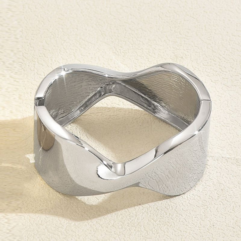 Браслет жесткий разомкнутый в виде изогнутой ленты CJT17346 Браслет жесткий разомкнутый в виде изогнутой ленты CJT17346