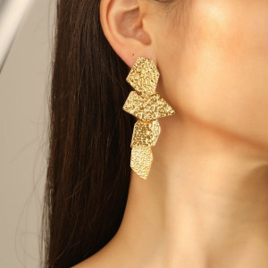 Нарядные серьги пусеты из серебристого металла в виде бантов CJC97250