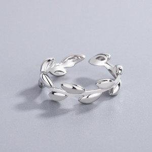 Кольцо в виде обвивающей веточки с листьями CJC99332