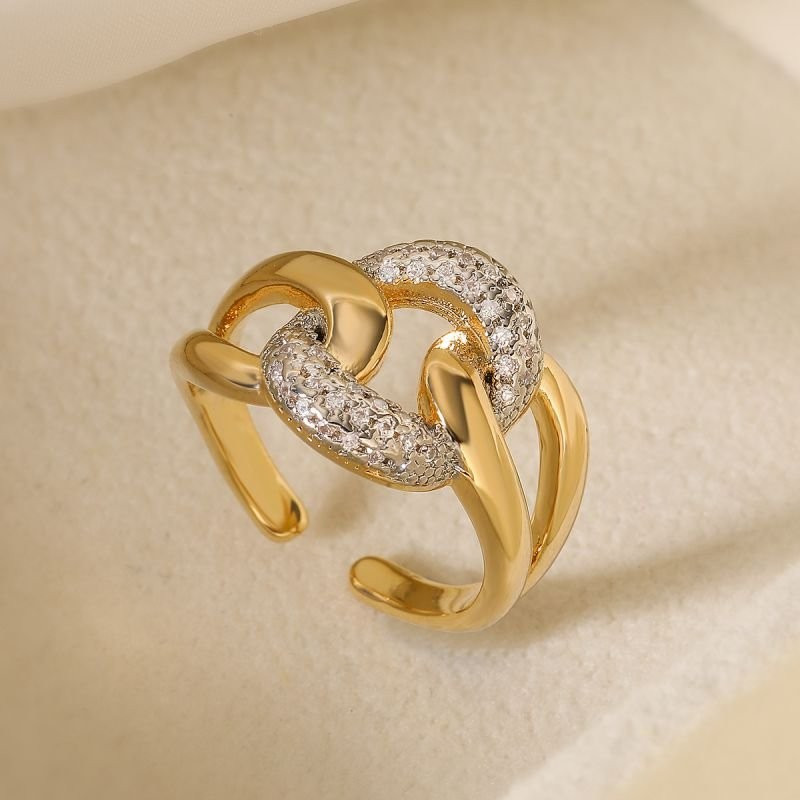 Кольцо с переплетенными звеньями и сияющими вставками CJD00852