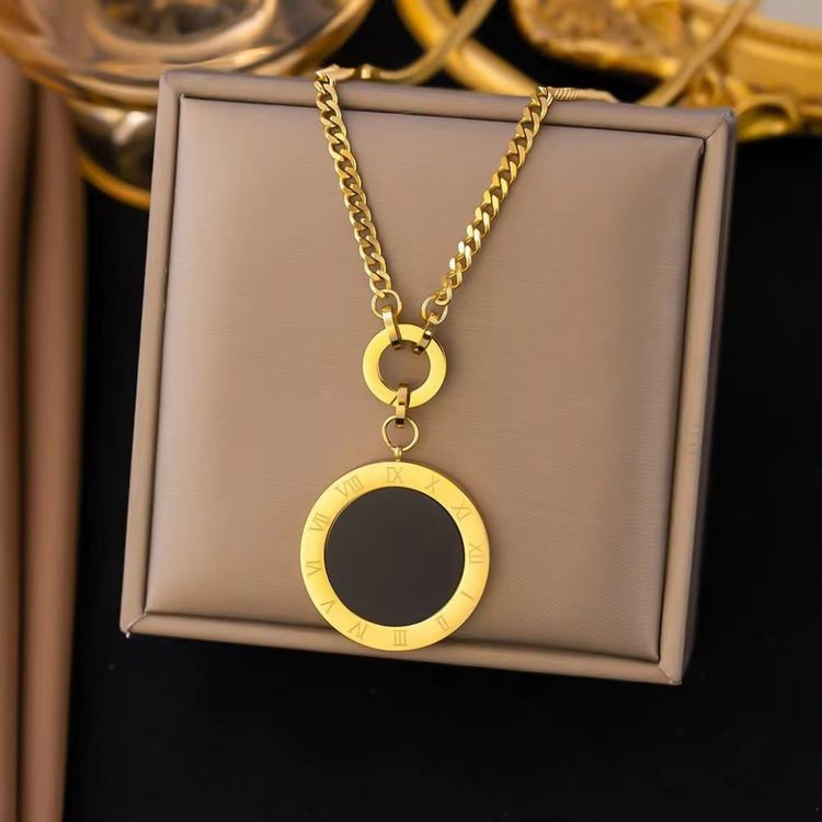 Колье с круглым медальоном и черной эмалью J11311CJJ Колье с круглым медальоном и черной эмалью J11311CJJ