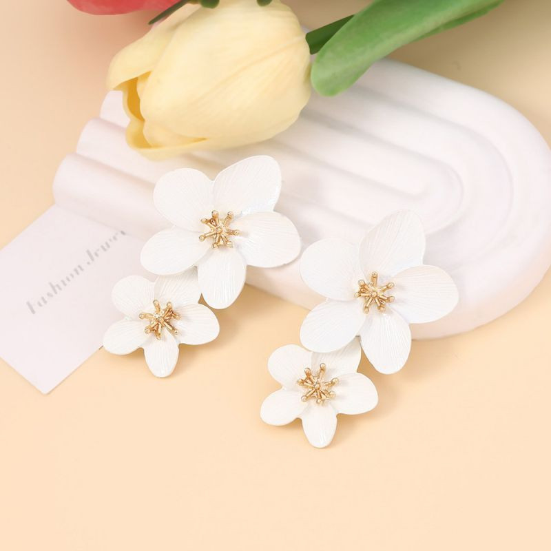 Яркие многоярусные серьги пусеты в форме розовых цветов CJM13099