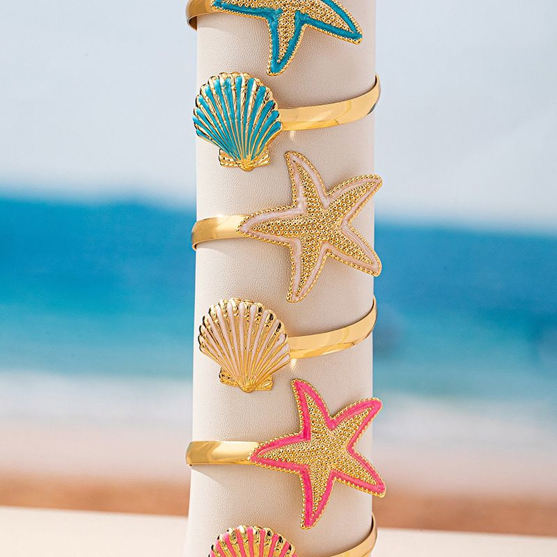 Браслет жесткий разомкнутый с эмалевой морской звездой CJP54247