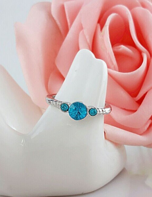 Кольцо дорожка с тремя синими камнями G47039