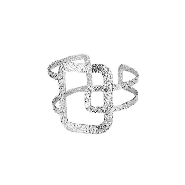 Браслет жесткий разомкнутый с геометрическим ажурным узором CJL47153