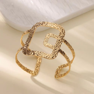 Браслет жесткий разомкнутый с геометрическим ажурным узором CJL47153 Браслет жесткий разомкнутый с геометрическим ажурным узором CJL47153