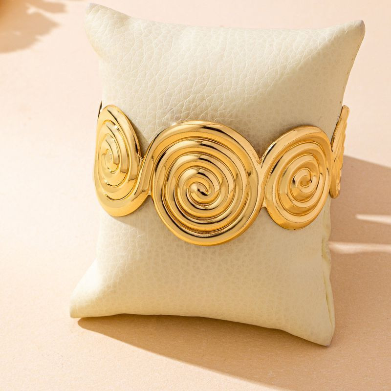 Браслет жесткий из соединенных дисков с чеканкой CJQ22070