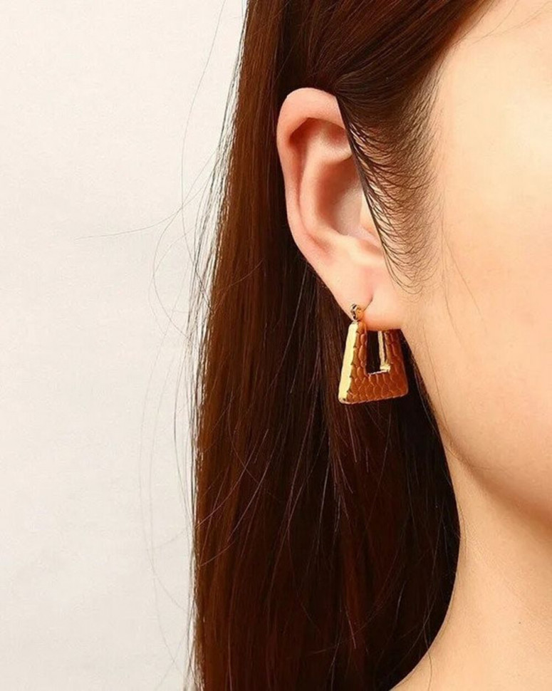 Широкие треугольные серьги-конго с ромбовидной чеканкой J10284CJJ Широкие треугольные серьги-конго с ромбовидной чеканкой J10284CJJ