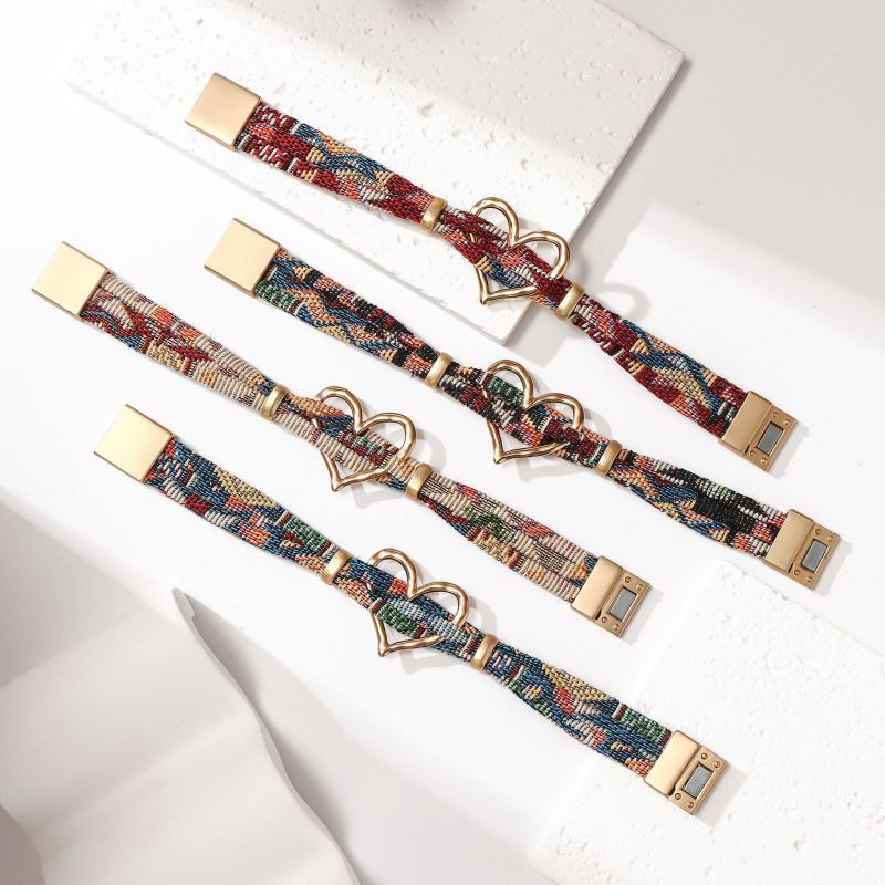 Браслет жесткий с принтом и подвеской в виде сердца CJT05193