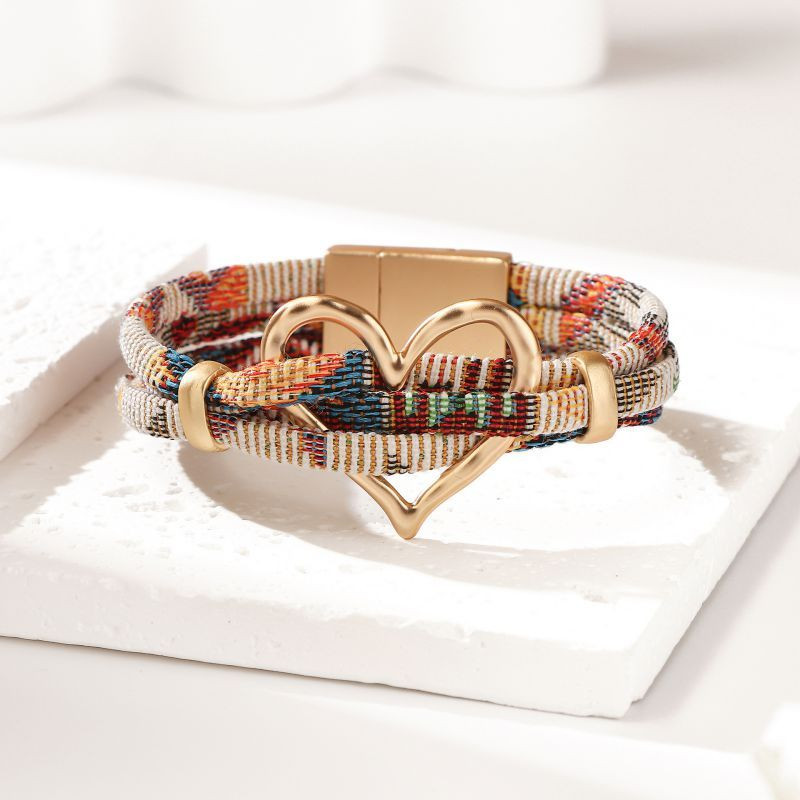 Браслет жесткий с принтом и подвеской в виде сердца CJT05193