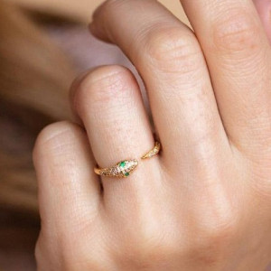 Тонкое кольцо с зеленым овальным камнем в форме головы змеи S01237