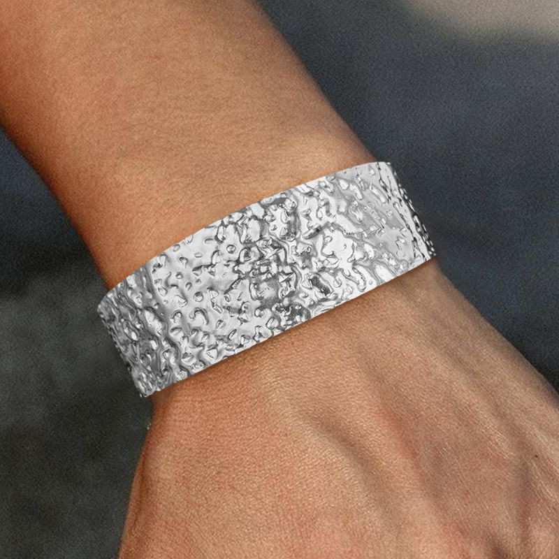 Браслет-кафф широкий с ажурной перфорацией CJM03860