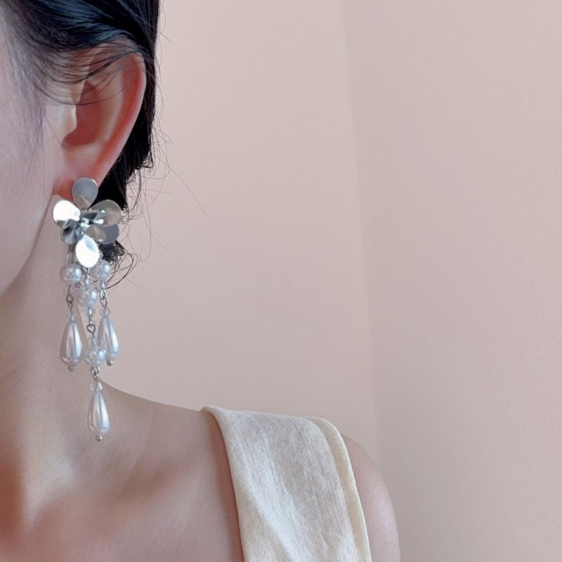 Золотистые серьги пусеты с цветами и жемчужными гроздьями CJN85977