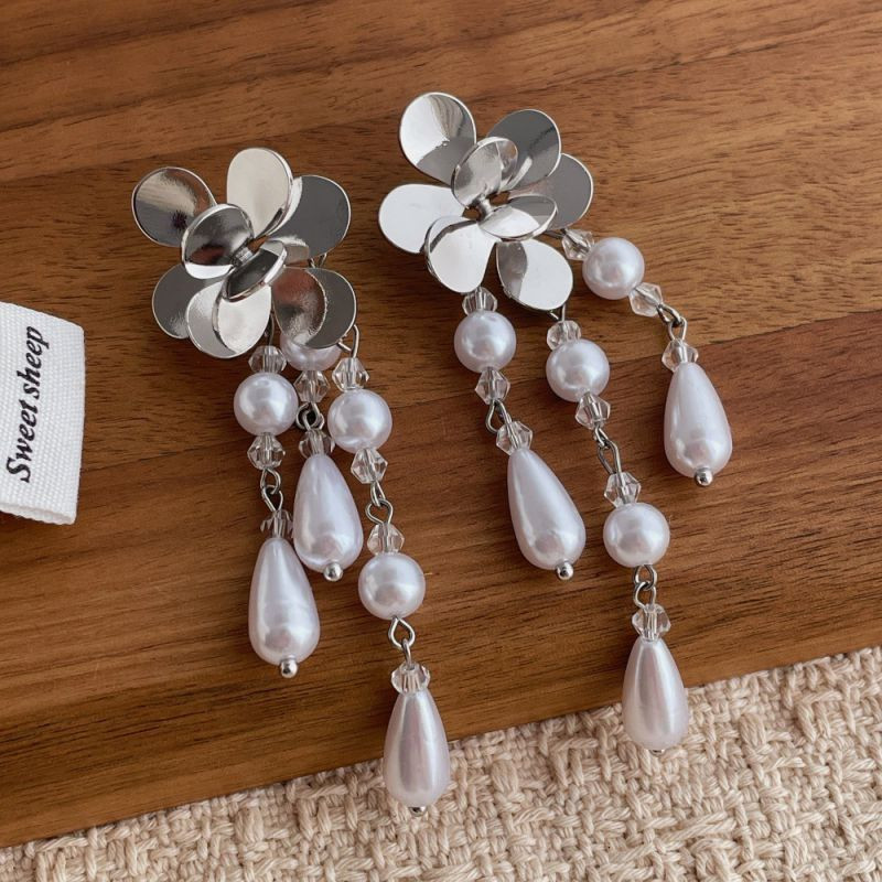 Золотистые серьги пусеты с цветами и жемчужными гроздьями CJN85977