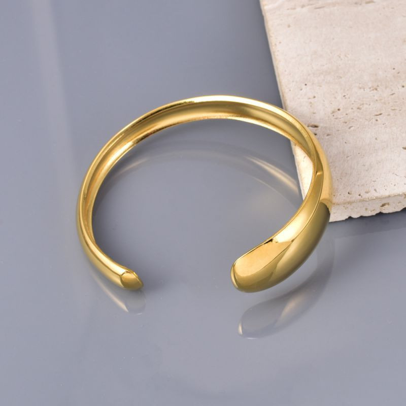 Браслет жесткий минималистичный с каплевидным завершением CJN75413