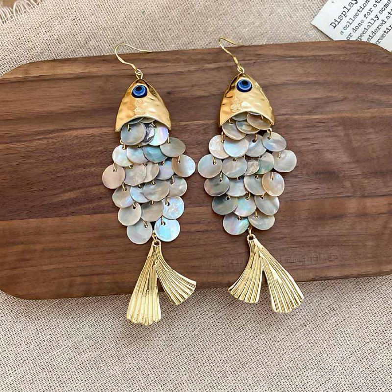 Крупные серьги-подвески в форме рыб с отделкой под чешую CJP44973