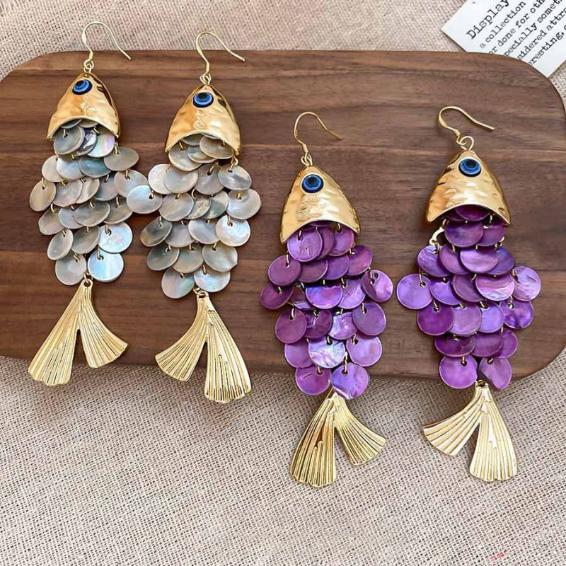 Крупные серьги-подвески в форме рыб с отделкой под чешую CJP44973