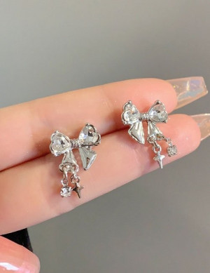 Очаровательные серьги-пусеты банты со стразами Z28036