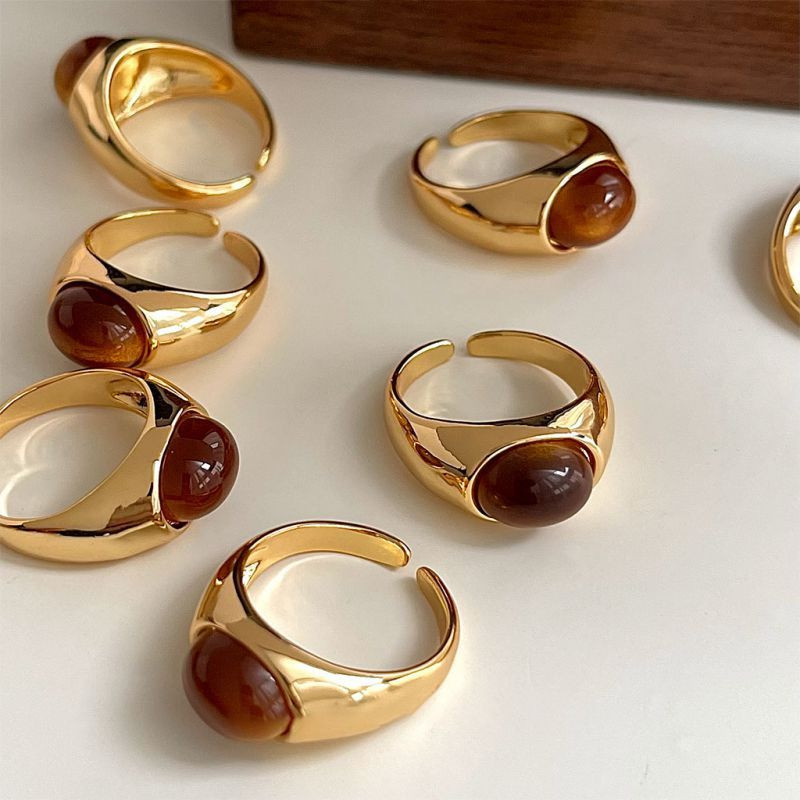 Массивное кольцо-печатка с камнем тигровый глаз CJP76549