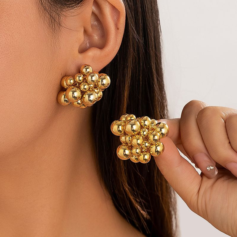 Золотистые объемные серьги-пусеты в виде грозди металлических сфер 1J12193CJJ