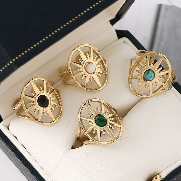 Разомкнутое кольцо со стилизованным солнцем и камнем CJL47062