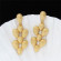 Массивные золотистые серьги пусеты из каскада капель CJM71497
