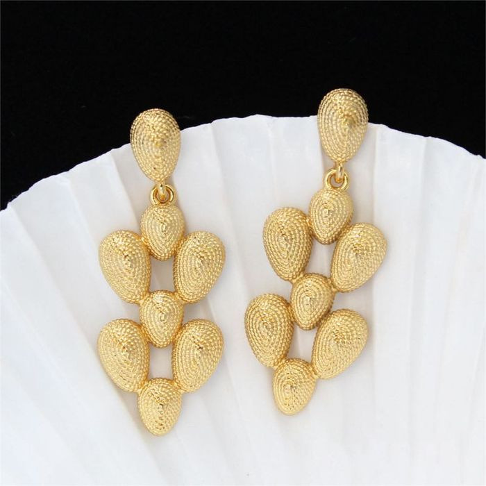 Массивные золотистые серьги пусеты из каскада капель CJM71497