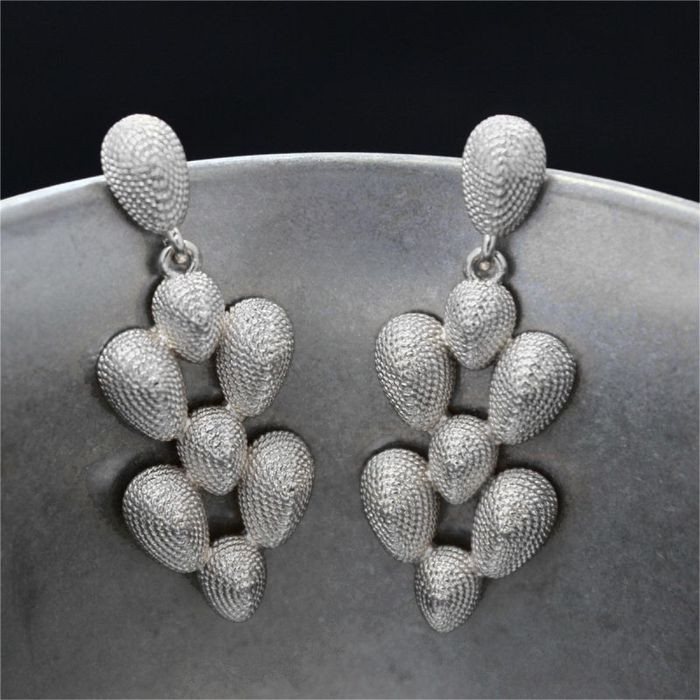 Массивные золотистые серьги пусеты из каскада капель CJM71497