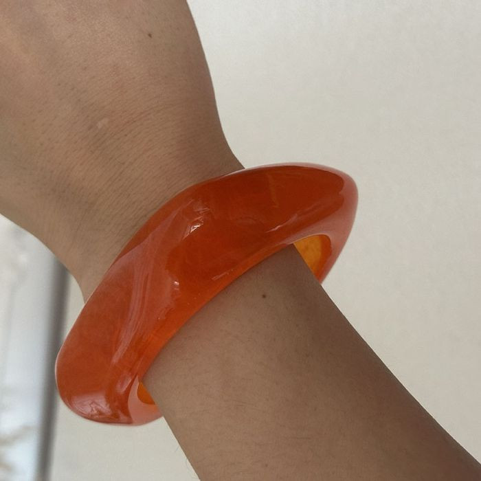 Браслет жесткий рельефный из матового акрила CJM55456