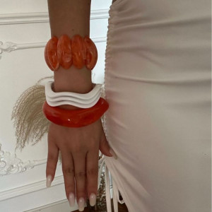 Браслет жесткий рельефный из матового акрила CJM55456