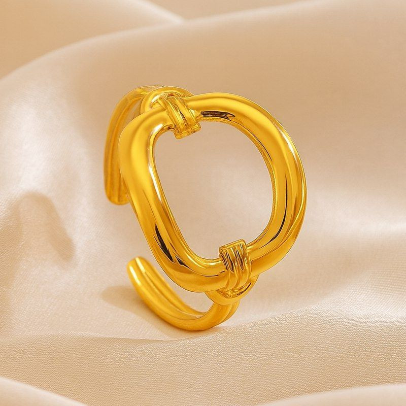 Золотистое кольцо в форме объемного звена на открытой шинке 1J12468CJJ