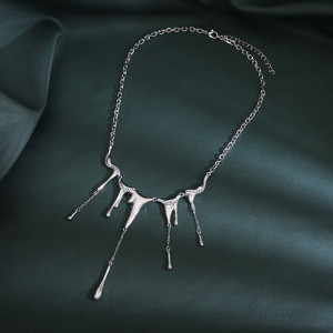 Авангардное украшение на шею с эффектом капель металла CJC68032