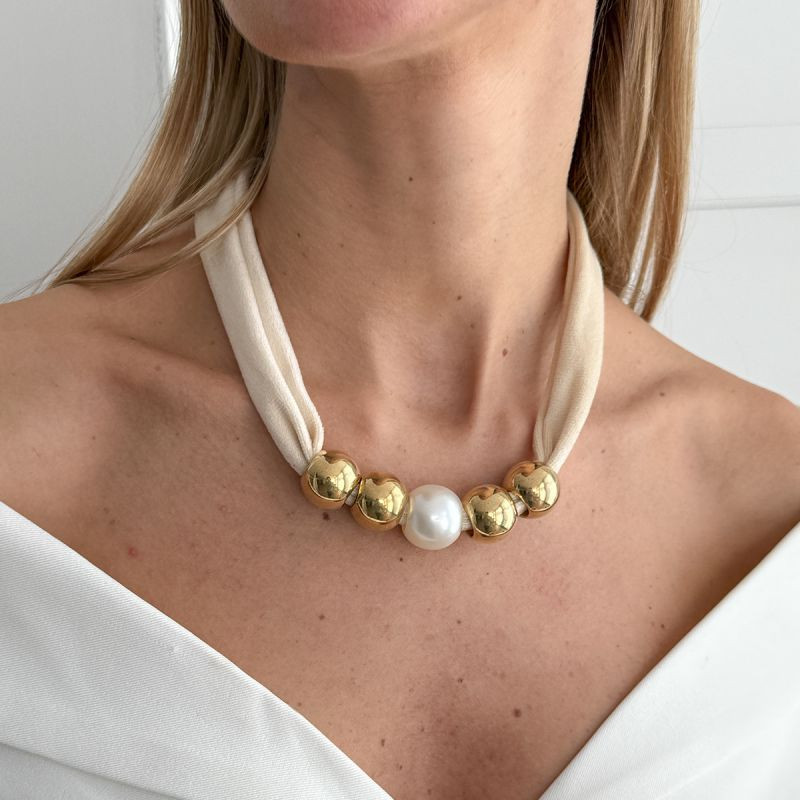 Чокер на широкой ленте с крупными золотистыми бусинами CJT25625 Чокер на широкой ленте с крупными золотистыми бусинами CJT25625